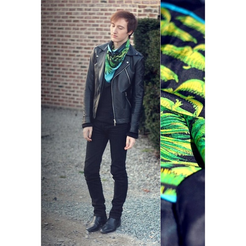 ♦️SOLD♦️ VERSACE x H&M Crocodile Print Silk Square - Picture 8 of 11
